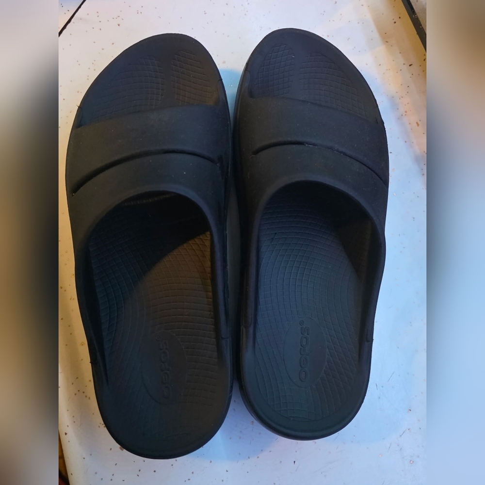 OOFOS Black Comfort Slides